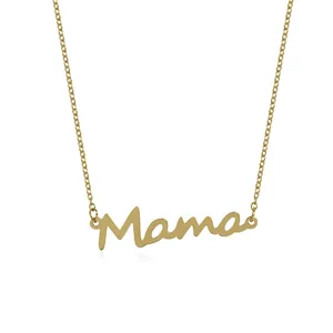 Elegante collana con ciondolo Mama dorato in corsivo con riflesso a specchio su bianco