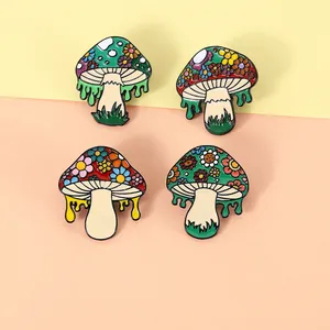 Set di quattro spille in smalto a forma di fungo con motivi floreali e design a gocce colorate