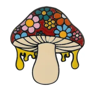 Spilla in smalto a fungo psichedelico con motivi floreali colorati e goccia gialla