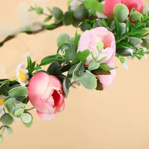 Boho-Blumenkranz mit rosa Rosen und weißen Gänseblümchen für Hochzeitsfotografie