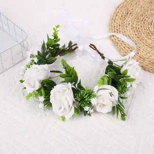 Böhmischer Blumenkranz mit weißen Seidenrosen und grünen Blättern für festliche Hochzeiten