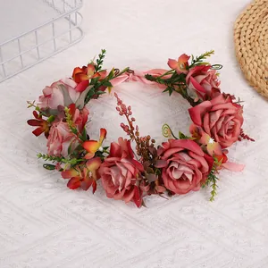 Handgefertigter roter Rosenkranz mit grünen Blättern und Beeren für Hochzeitsfrisuren