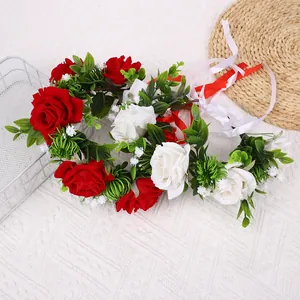 Böhmischer Blumenkranz mit roten und weißen künstlichen Rosen und grünen Blättern