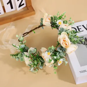 Boho-Blumenkrone mit orangen Rosen und weißen Gänseblümchen für Hochzeits-Haarschmuck