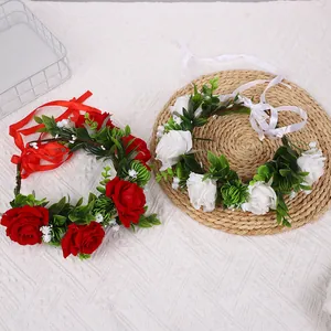 Weihnachtlicher Blumenkranz Haarreif mit roten und weißen Rosen für Brautpartys