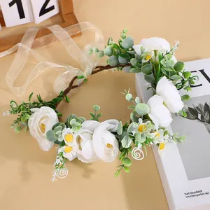 Böhmischer Blumenkranz mit weißen Rosen, Kamille und Eukalyptus für Hochzeiten