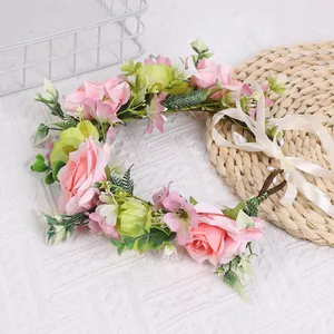 Detailansicht des rosa-grünen Rosen-Stirnbands mit gewebter Basis und weißen Bändern
