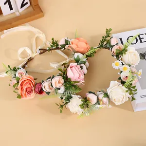 Details von böhmischen Blumenstirnbändern mit Rosen, Gänseblümchen und verstellbaren Bändern
