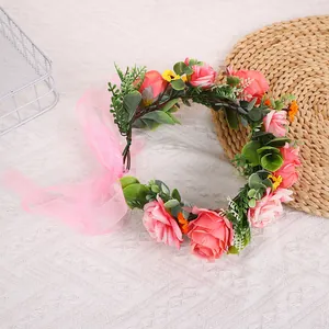Detail von rosa Stoff-Rosenkranz mit grünen Blättern und rosa Organza-Schleifenbändern