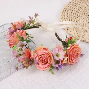 Detail eines künstlichen Rosen-Haarbandes mit Samtblüten und Seidenbändern zur Deko