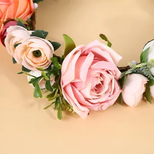 Detail eines böhmischen Blumenkranzes mit Seidenrosen und Blättern auf Rattangeflecht