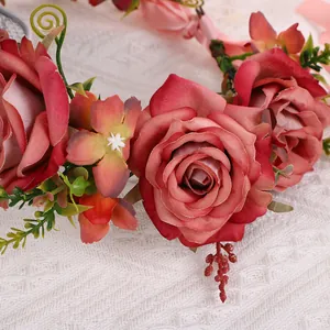 Boho Blumenkranz Haarreif mit dunkelroten Stoffrosen und Blättern auf Spitze