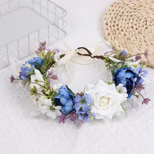 Böhmischer Blumenkranz mit weißen Rosen und blauen Pfingstrosen auf weißem Hintergrund