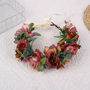 Detail eines böhmischen Blumenkranzes mit weinroten Rosen und cremefarbenem Schleifenband