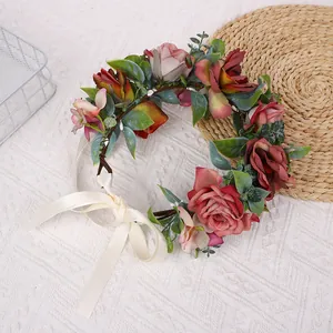 Detailansicht eines böhmischen Rosen-Stirnbandes mit verstellbarem cremefarbenem Band