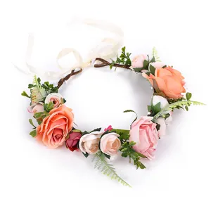 Böhmischer Blumenkranz mit korallroten Rosen und Schleierkraut für Hochzeiten