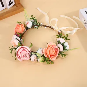 Detailansicht eines böhmischen Blumenkranzes mit rosa Seidenrosen und Hochzeitsbändern