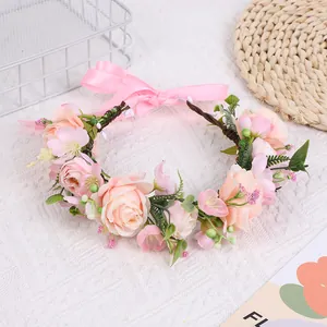 Couronne de fleurs avec roses roses et feuilles vertes pour photographie de mariage