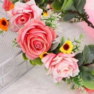 Blumenkrone mit rosa Rosen und gelben Gänseblümchen für Hochzeiten und Festivals