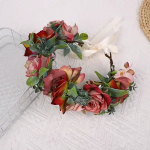 Nahaufnahme des böhmischen Blumenstirnbands mit burgunderroten Rosen und Seidenband