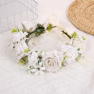 Elegante witte zijden bloemenkrans met rozen en linten voor bruidskapsel op de bruiloft