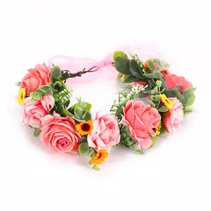 Böhmischer Blumenkranz mit rosa Stoffrosen, Gänseblümchen und eleganten Netzschleifen