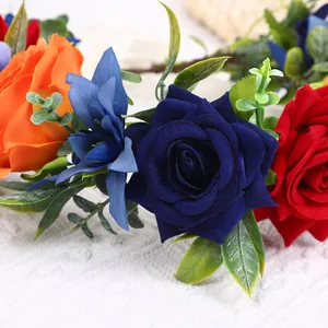 Farbenfroher Blumenkranz mit lebendigen Rosen und grünen Blättern für die Fotografie