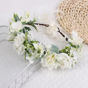 Détail macro d'une couronne de mariée aux fleurs blanches avec ruban réglable