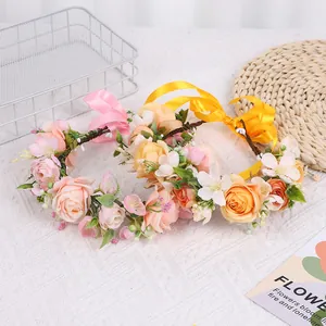 Détail de bandeaux de fleurs bohèmes avec roses en soie rose et rubans réglables