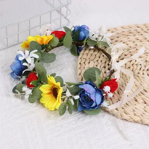Détail de la couronne de fleurs avec tournesol, roses et rubans sur un tapis tressé