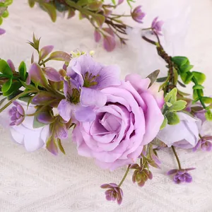Detailaufnahme eines böhmischen Brautkranzes mit lila Rosen und grünen Blättern