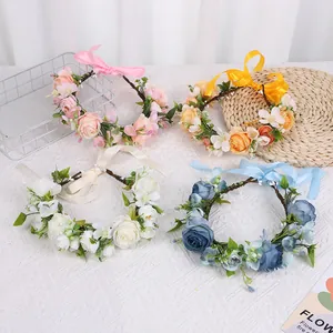 Détail de couronnes de fleurs en quatre couleurs avec pétales réalistes et rubans en soie