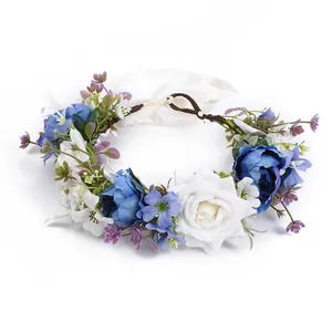 Blumenkranz Haarschmuck mit weißen Rosen und blauen Pfingstrosen auf brauner Rebenbasis