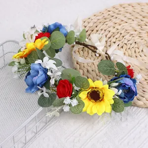 Détail d'une couronne de fleurs faite main avec tournesols et rubans en soie pour mariée
