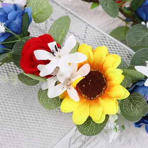 Détail d'une couronne de fleurs faite main avec tournesols et roses en soie colorées