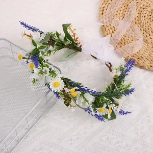 Detailansicht des Blumenkranzes mit weißen Gänseblümchen, Lavendel und Organzaband