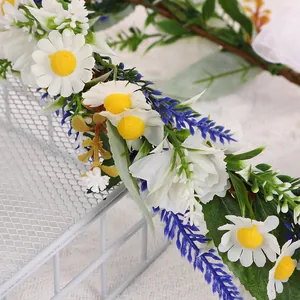 Detailaufnahme von weißen Gänseblümchen und blauen Blumen auf dem Boho-Braut-Haarband