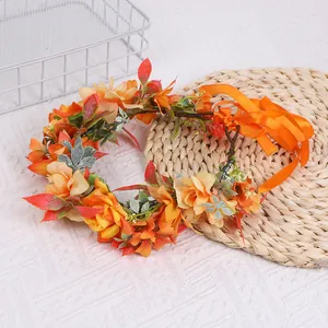 Couronne de mariée aux roses orange et ruban de satin sur un tapis tressé rustique