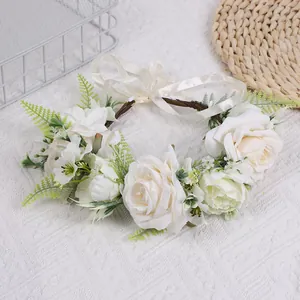 Couronne de fleurs bohème avec roses blanches, feuilles vertes et rubans en satin