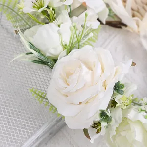 Gros plan sur une couronne florale de mariée avec roses crème, petites fleurs et feuilles