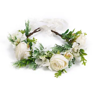 Couronne florale de mariée avec roses blanc crème, feuilles vertes et ruban blanc