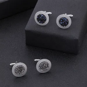 Détails de boutons de manchette ronds avec cristaux brillants et bords en argent