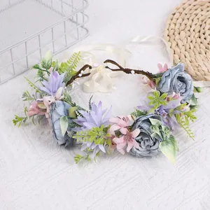 Couronne florale de mariée style forêt avec roses bleues et rubans en soie crème
