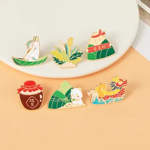 Detalle de 6 pines de esmalte del Festival del Bote Dragón con panda y motivos zongzi