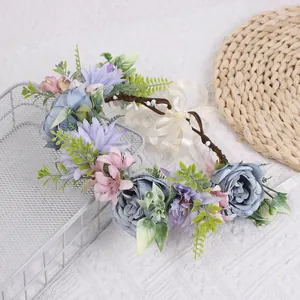 Détail de couronne de mariée florale avec roses bleues, lys violets et rubans