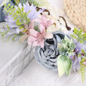 Détail de serre-tête de mariée avec fleurs en tissu violettes, roses et bleues et feuilles
