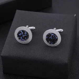 Vue macro des boutons de manchette ronds avec texture résille et cristal sombre