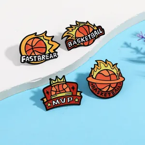 Dettaglio ravvicinato di quattro spillette da basket in smalto con scritte MVP