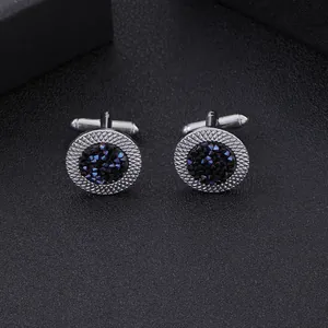 Gros plan de boutons de manchette ronds en argent avec incrustation de cristal noir