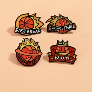 Dettaglio del set di 4 spille da basket in smalto con design MVP e corona